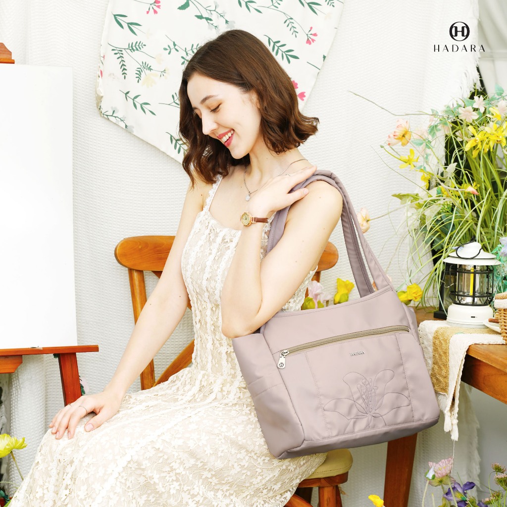 Hadara Floral Harmony No.1 กระเป๋าสะพายข้าง ดีไซน์ความละมุนละไมของกระเช้าดอกไม้ที่คุณพกพาได้ทุกวัน - รูปที่ 3