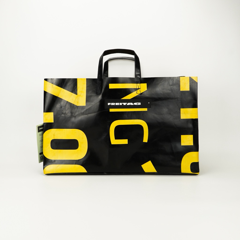 FREITAG F260 MIAMI WIDE  ผ้าใบดำ ด้านหน้าสกรีนตัวอักษรตามภาพ ดูแบบมั่วๆ หน่อยแต่ก็เอ๊ะ pattern คือดี