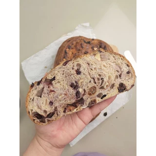 ขนมปังซาวโดว์แครนเบอรี่วอลนัท(ผสมแป้งโฮลวีท)​ขนาด​1100กรัม(Cranberries​ Walnuts​ Sourdough​ Bread​