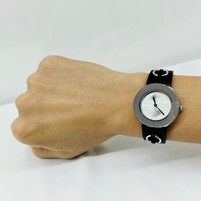 นาฬิกา Gucci 129.4 หน้าปัดสีขาว สายสีน้ำตาลดำ ลาย Gucci GG Pattern interlocking ผู้ชาย ของแท้ มือสอง