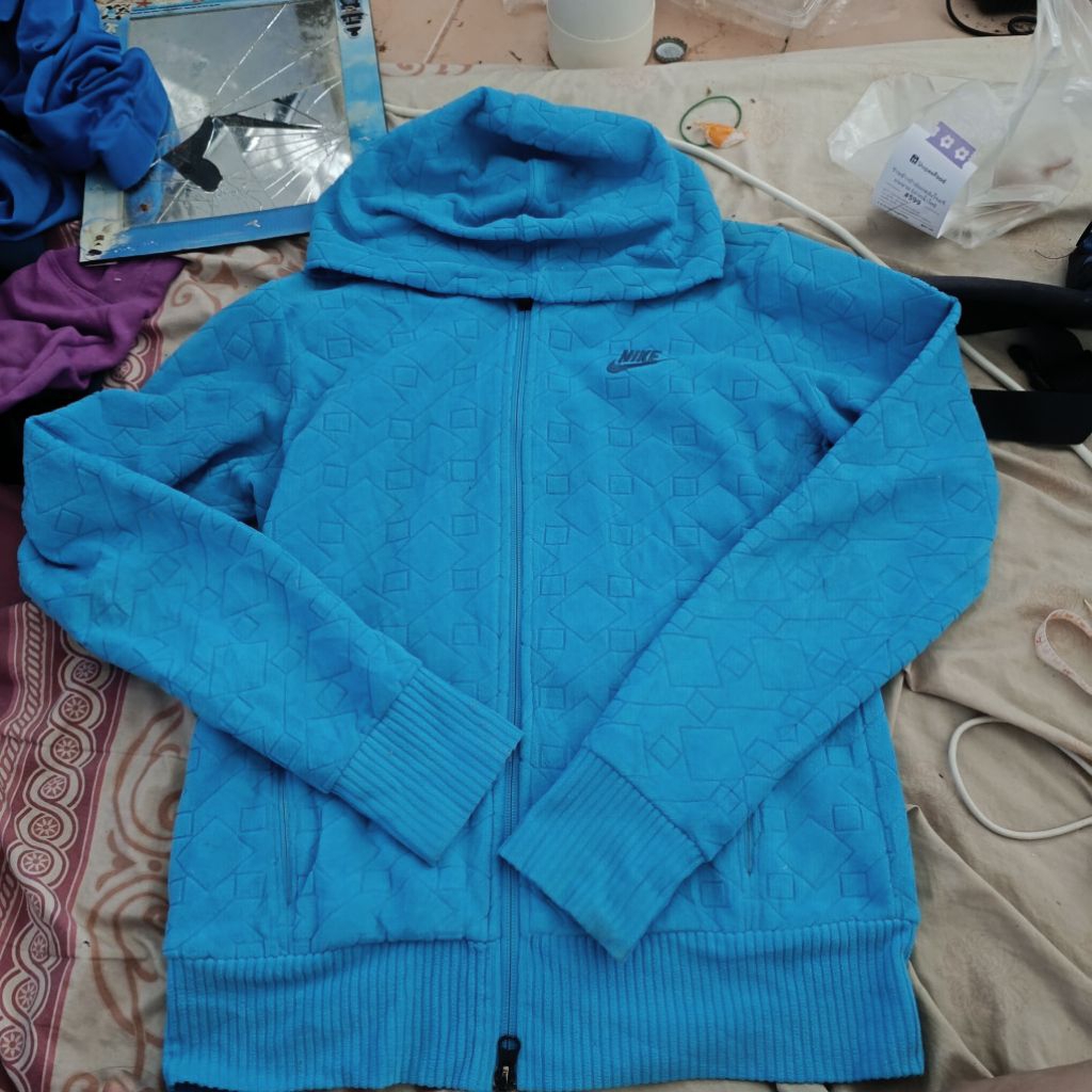 ขาย 350 บาทnike สภาพ 80 สกรีนดี ผ้าสักราดนิ่ม มีฮู้ดเชือกไม่มีอก 19 ยาว 24 แขน 30ตำหนิ ซิปปลายพลาสติ