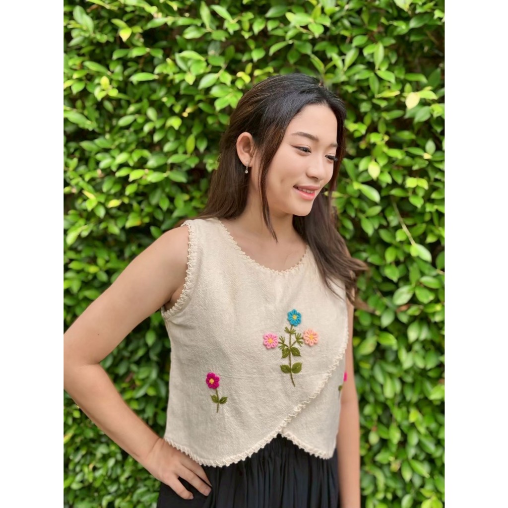 เสื้อผ้าฝ้าย สีธรรมชาติ ปักมือ แขนกุด เสื้อทรงสวย มีหลายลายให้เลือก