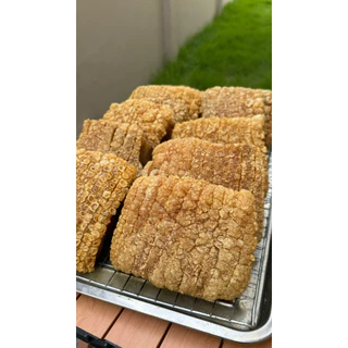 หมูกรอบพร้อมทาน คัดเกรดA มันน้อย +น้ำจิ้มซีฟู้ด หนังกรอบฟูเนื้อนุ่ม ทำสดใหม่วันต่อวัน แพ็คซีลสูญญากาศอย่างดี ส่งไวทุกวัน