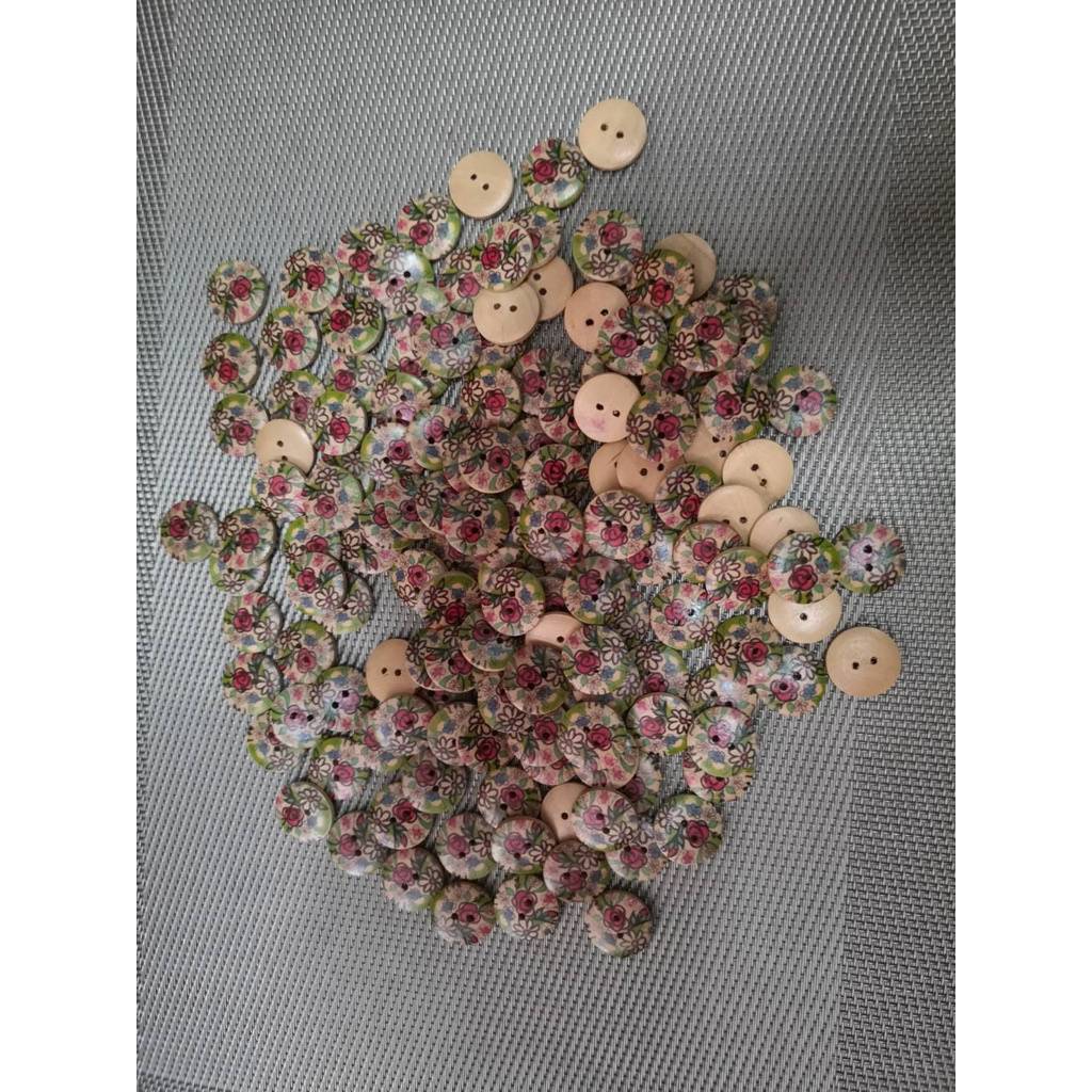 กระดุมไม้ โหลละ 48 บาท