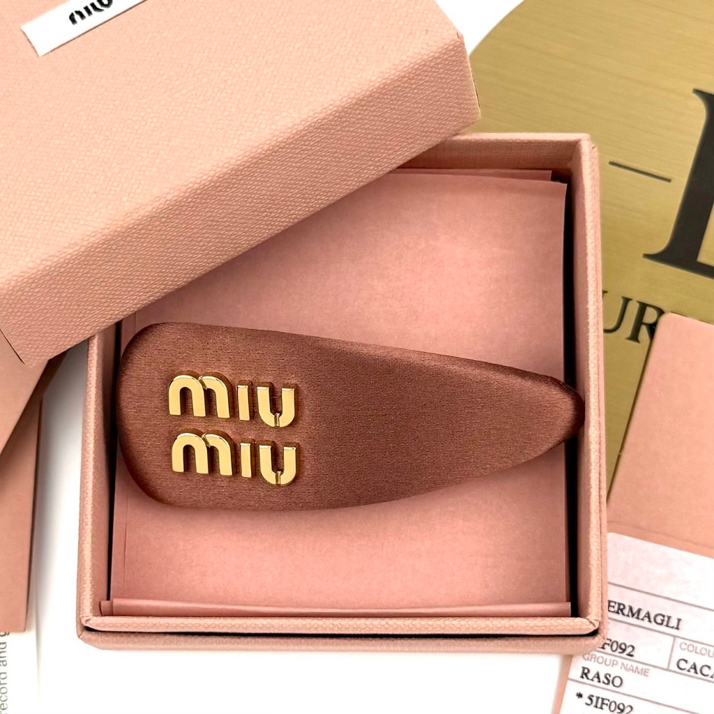 MIUMIU กิ๊บติดผมผ้าซาติน 5IF092 Satin Hair Clip สี Brown ของแท้ 100%