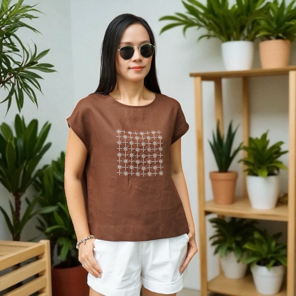 5th Jan เสื้อคอกลม แขนล้ำ กระดุมคอหลัง ด้านหน้าปักลายหวาน ผ้าลินินแท้ 100% สีพื้น “อก 42 นิ้ว“