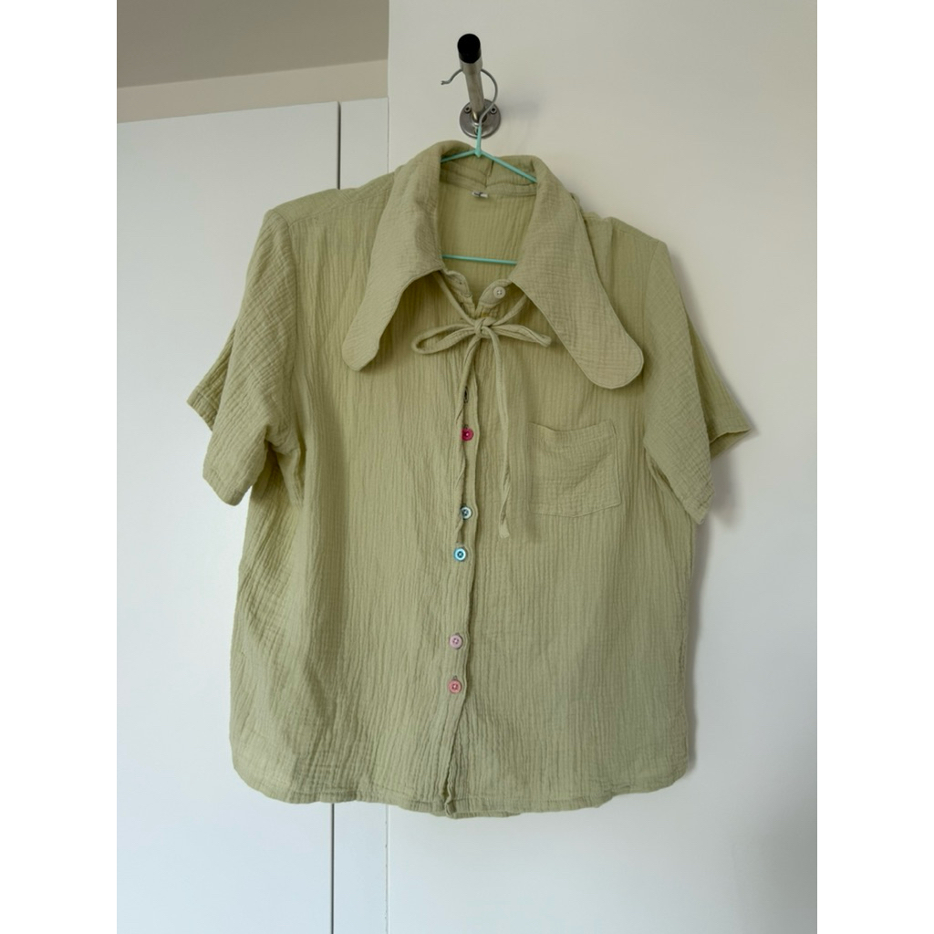 ส่งต่อ Dressylismm - SUNNY BOY SHIRT เสื้อเชิ้ตปกยาว มีดีเทลผูกที่คอ