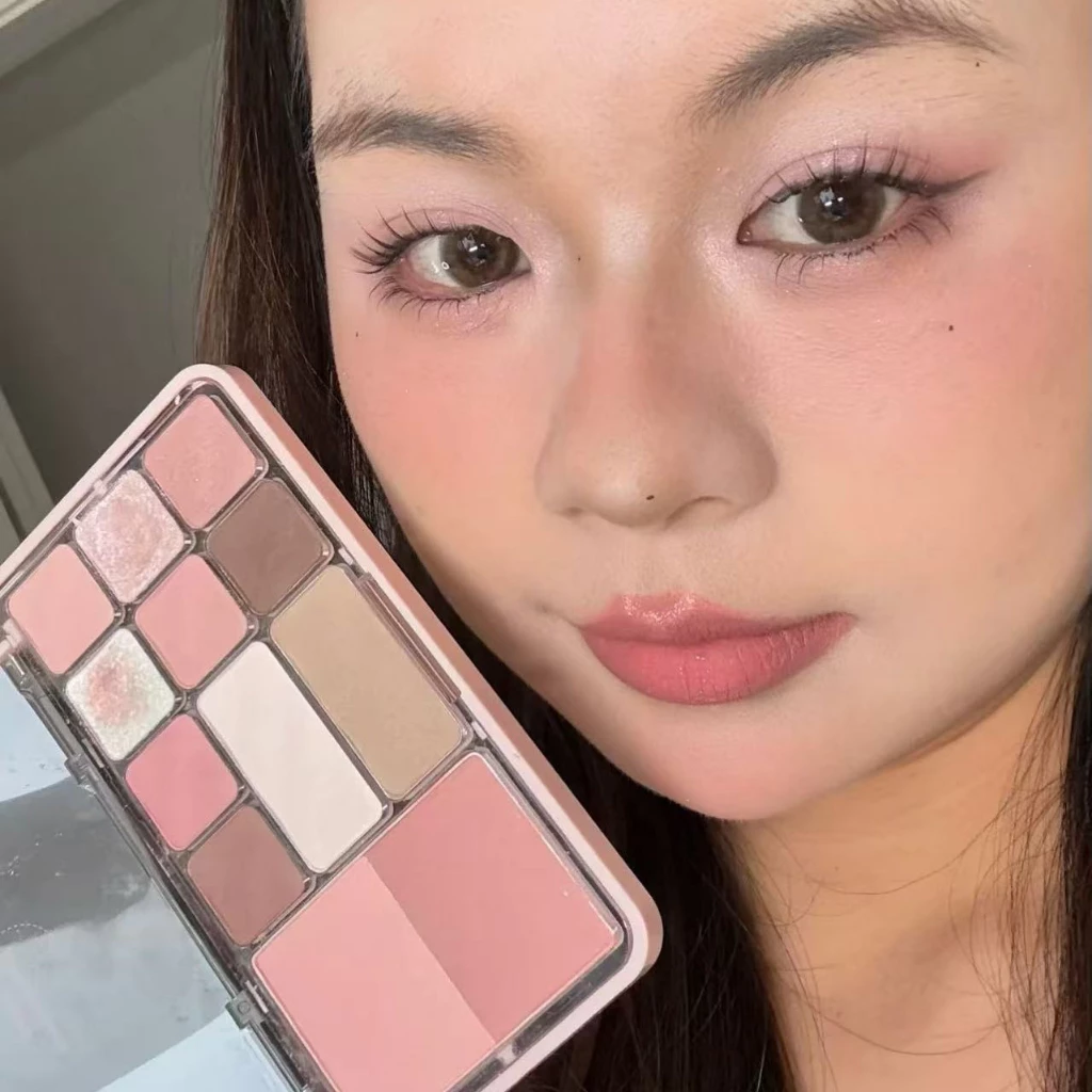 YIYIWU พาเลตตา 12 สี บลัชออน-ไฮไลต์-เฉดดิ้ง ครบในตลับเดียว - รูปที่ 1