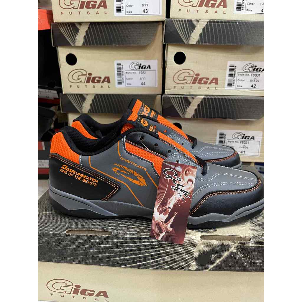 GIGA รหัส FG432 รองเท้าฟุตซอลผู้ชาย สีข่าว/สีเทา