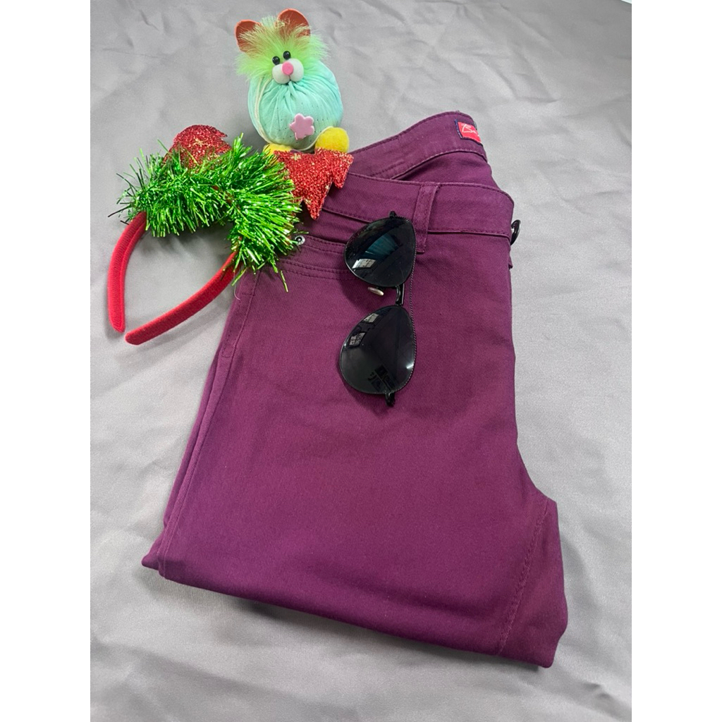 Bovy jeans แท้ 💯กางเกงยีนส์ผ้ายืดนิดหน่อย ขาเดป สีเปลือกมังคุด รอบเอว 28-30  สะโพก 34-35  ยาว 36“