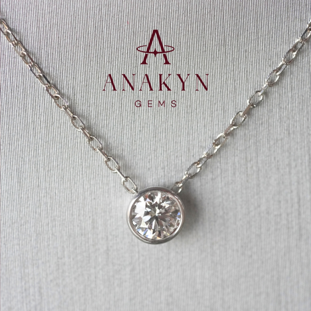 ANAKYN GEMS | สร้อยคอพร้อมจี้เพชร น้ำ100 Round Brilliant 0.37ct VV2 ตัวเรือนทองขาว 9K