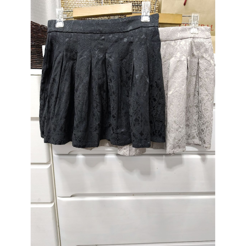 Sale!!!!กระโปรงสั้น จีบรอบ  ป้าย Stradivarius สีดำ,สีเทาทอง