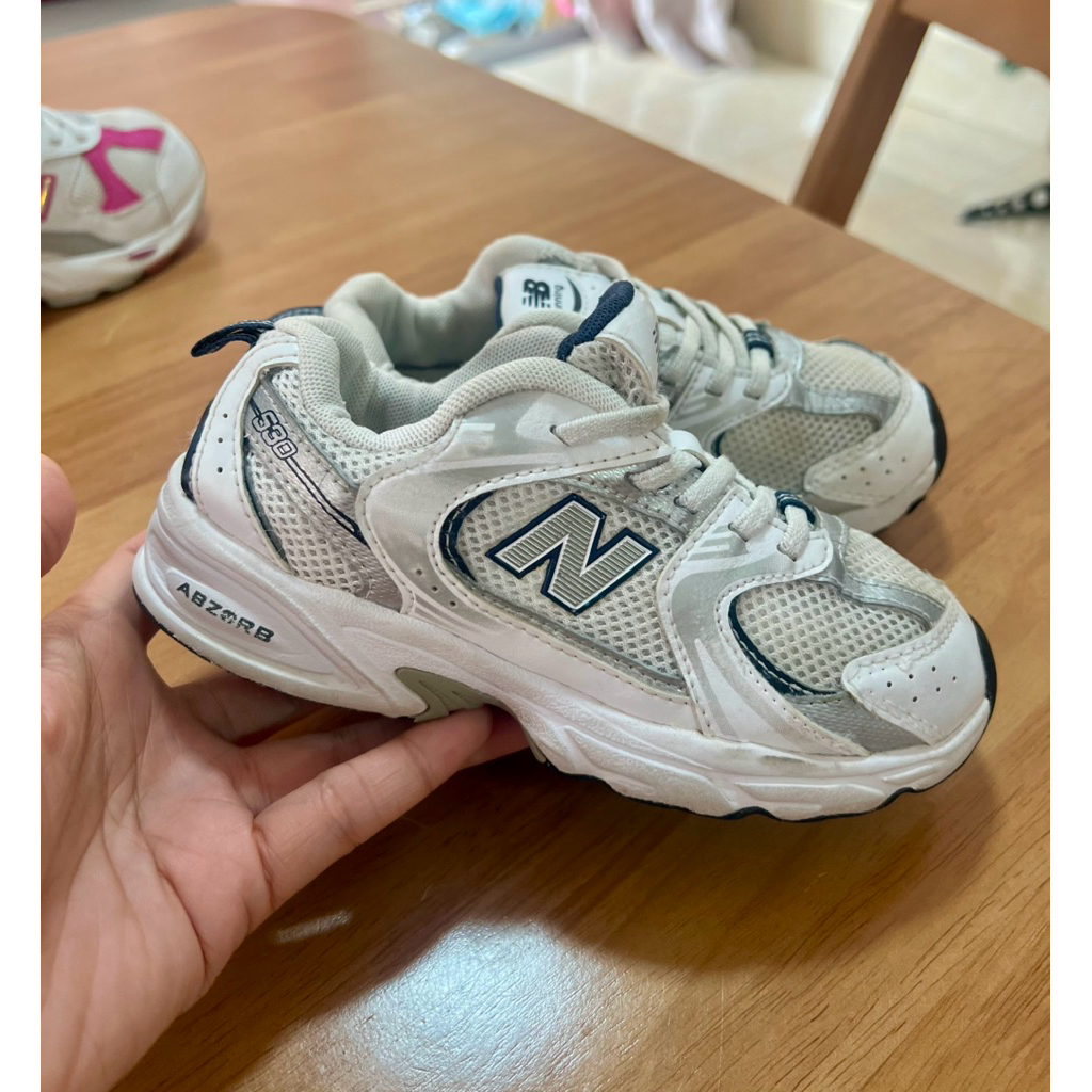 ส่งต่อรองเท้าเด็ก NB 530 มือสองของเเท้ สภาพดีมาก ป้าย 18.5 เซน