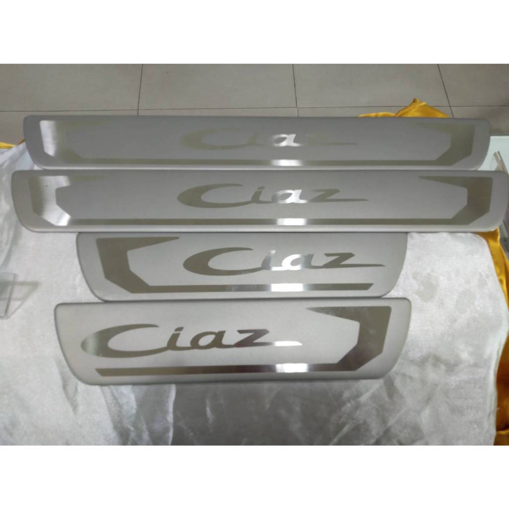 ชุดคิ้วบันไดสแตนเลส  รถ ซูซูกิ  (Suzuki)  รุ่น  CIAZ   (AVB412-3)   ลดราคาพิเศษ 50 %