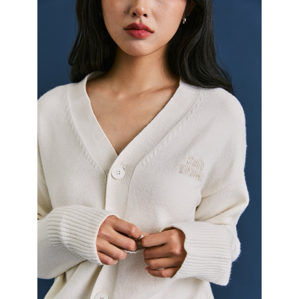 STUDIO UNKNOWN -  Sia Knit Cardigan เสื้อหนาว คาร์ดิแกนคอวีตกแต่งลายปักโลโก้ รูปที่ 8