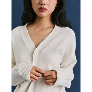 STUDIO UNKNOWN - Sia Knit Cardigan เสื้อหนาว คาร์ดิแกนคอวีตกแต่งลายปักโลโก้