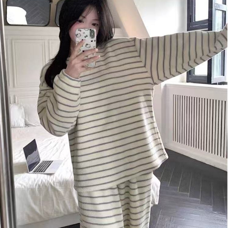 🎀พร้อมส่ง🎀ชุดเซ็ท ผ้านาโนขนนุ่มชุดนอนผ้าขนแกะปะการังลายทางเรียบง่ายสำหรับผู้หญิงในฤดูหนาว สวมคอกลม สวมหัวแบบหนา ผ้าฟลานเ