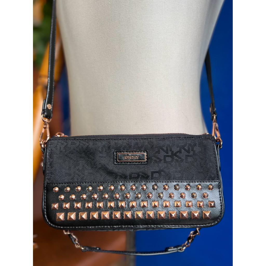 ส่งต่อ  DKNY กระเป๋าสะพายข้าง Crossbody หนัง+ผ้า monogram แต่งหมุดสีโรสโกลด์ ของแท้ มือสองสภาพดี
