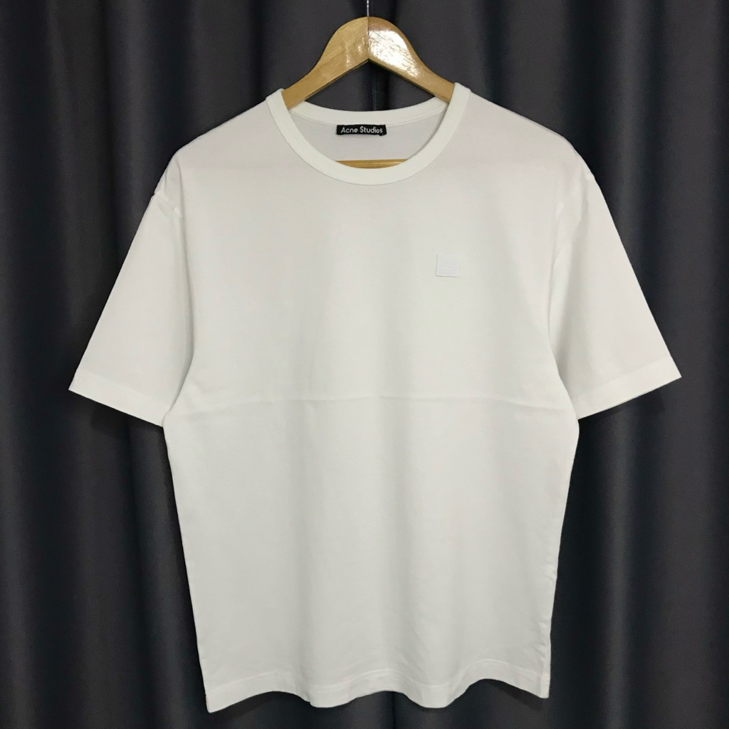 เสื้อยืด Acne Studios.