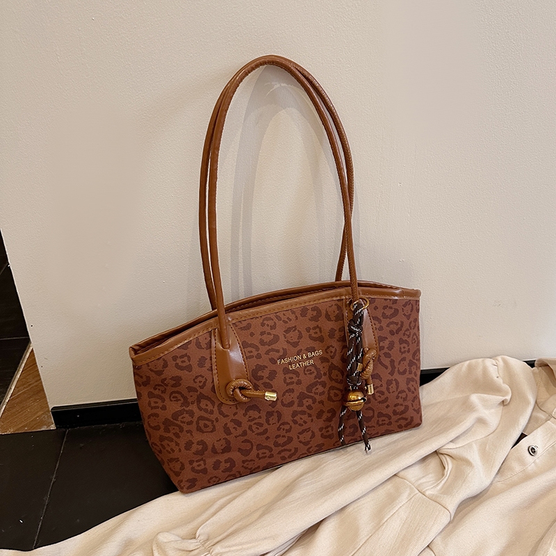 (B-2484) กระเป๋าสะพายไหล่ สไตส์นี้เท่มาก แฟชั่นมาใหม่ แฟชั่นฤดูใบไม้ผลิต กระเป๋าขนาดใหญ่จุของได้เยอะ งานดี 4สี