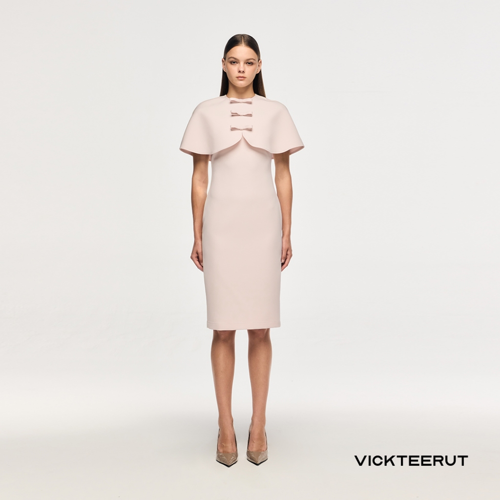 VICKTEERUT  Re-Edition Detachable Cape Midi Dress with Bow Detail เดรสเข้ารูป พร้อมเคปถอดออกได้
