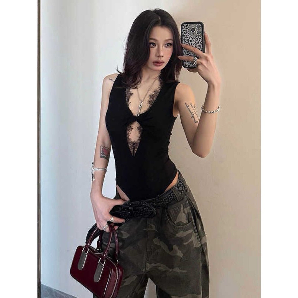 SPND 【พร้อมส่งจากไทย】บอดี้สูทลูกไม้เข้ารูปแขนกุด คอวีเว้าลึก แฟชั่น2025 อวดหุ่นสุดปัง(A9426) - รูปที่ 4