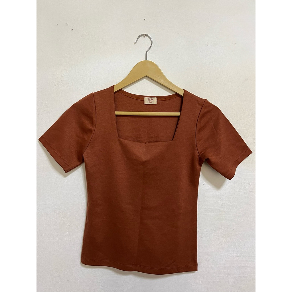 เสื้อแขนสั้นคอเหลี่ยม สีส้มอิฐ omi