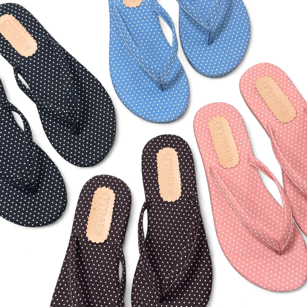 (แนะนำใส่ตรงไซส์)รองเท้าแตะ ไซส์ 36-42 แบบคีบ ลายจุดเล็ก เบาเดินสบาย แบรนด์ Q'TRAL (QT033)