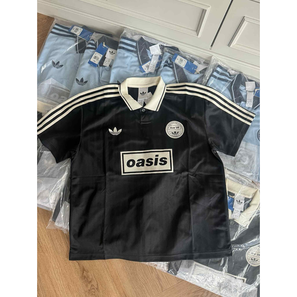 [ มีทั้งพร้อมส่ง กับ พรีออเดอร์ครับ ] เสื้ิอ Adidas x Oasis Tour Jacquard Jersey สีฟ้า สีดำ – โปรปัง
