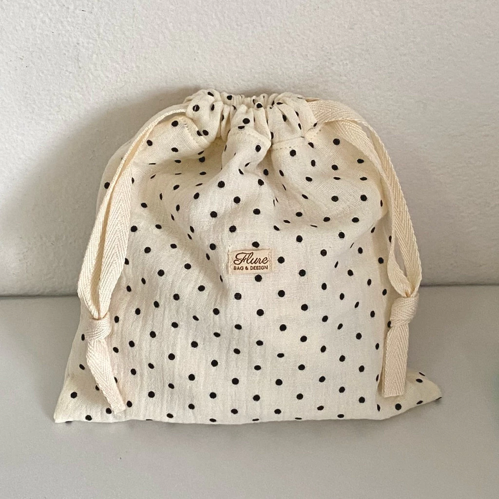 กระเป๋าผ้าลายจุด สีครีมลายจุดดำ โบว์ ผ้านุ่ม ใส่ของใช้จุกจิก รุ่น pokaldot flure.bags