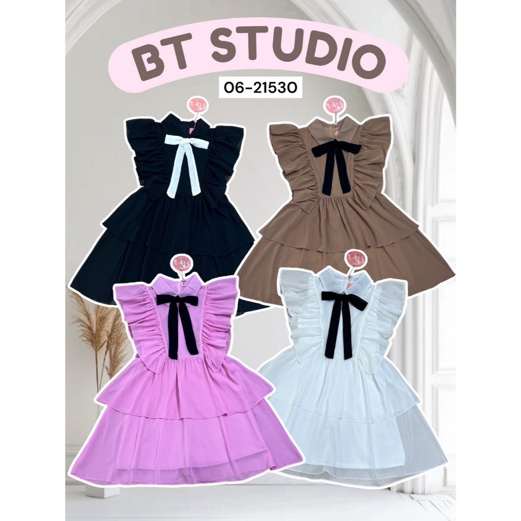 BT 06-21530  เดรสสั้นแขนกุดคอปก แต่งระบายช่วงแขน แต่งระบายไล่ลงมาเป็นสี่เหลี่ยม กระโปรงแต่งระบาย  มาพร้อมโบว์แบบผูก