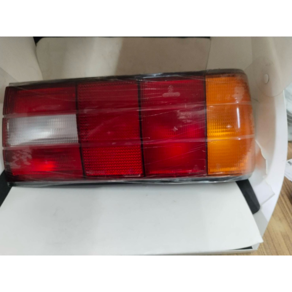 ไฟท้าย BMW E30 เครื่อง M40  (R) ด้านขวา ยี่ห้อ MAGNETI MARELLI (ITALY)  ราคา 2500 บาท