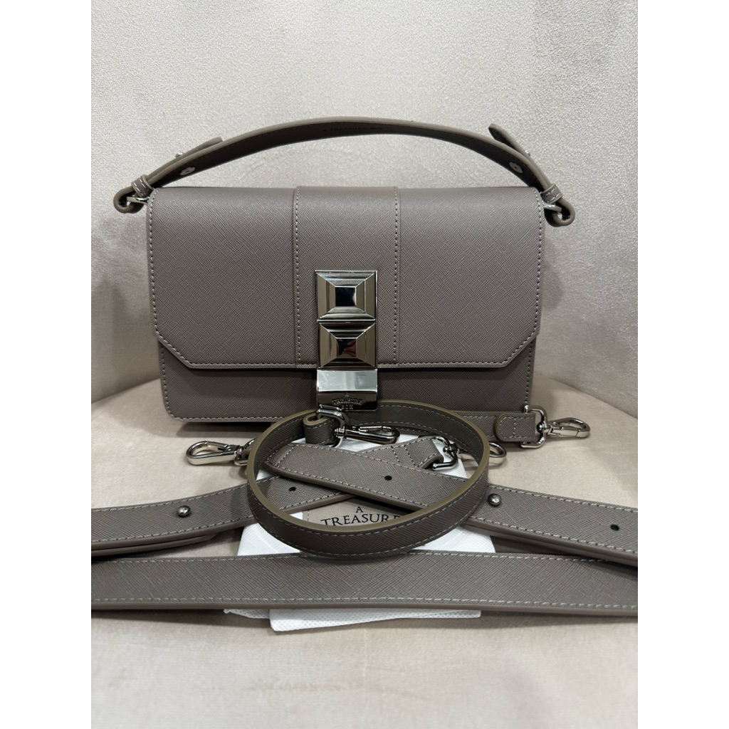 USED like New A Treasure Box ✨Layer สีTaupe Size M✨ตำหนิหนังใต้ฝามีรอยขูดจากการใช้งาน2จุดตามภาพ