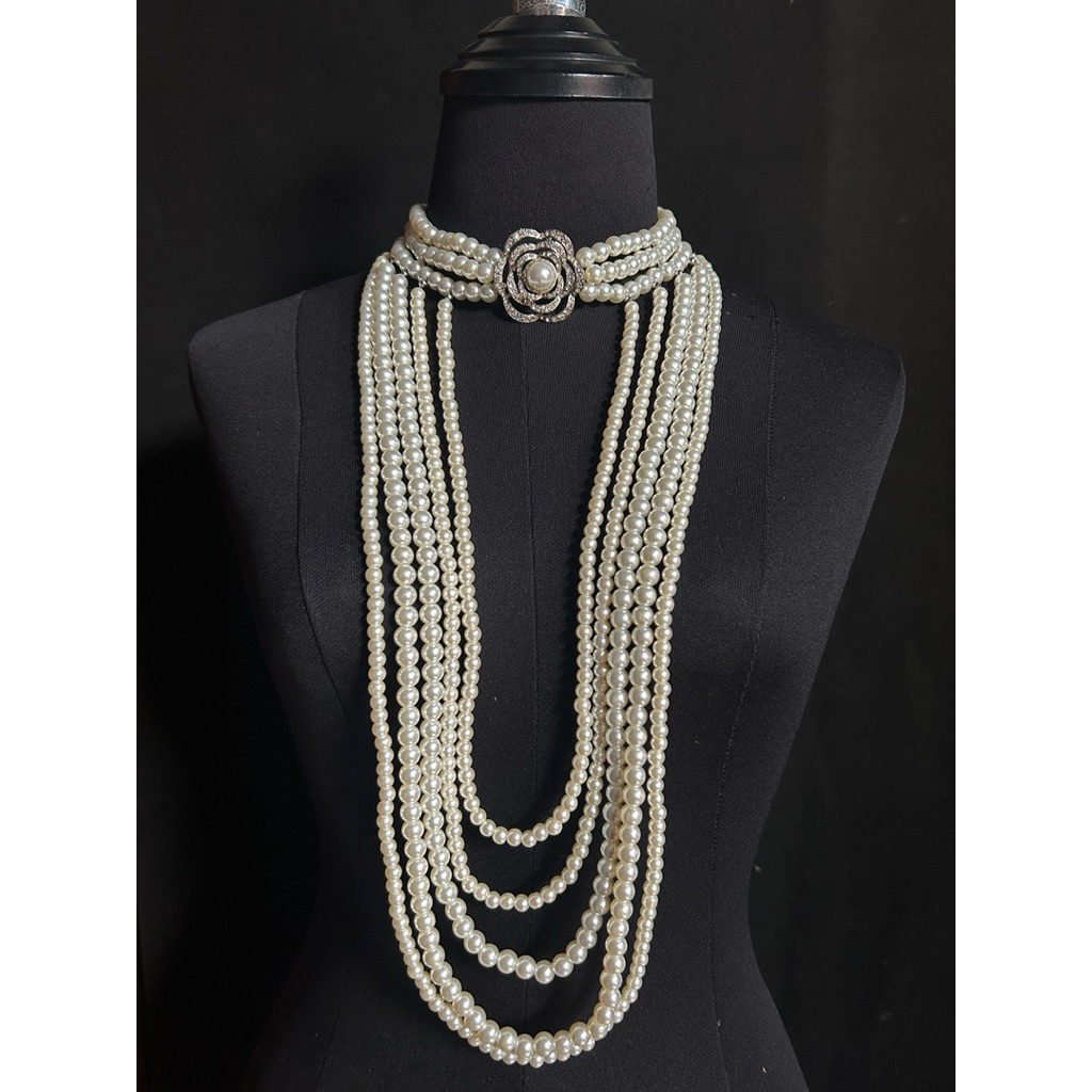 สร้อยมุกเทียมดีไซน์โชคเกอร์พร้อมจี้ดอกไม้ล้อมเพชร "Gatsby“