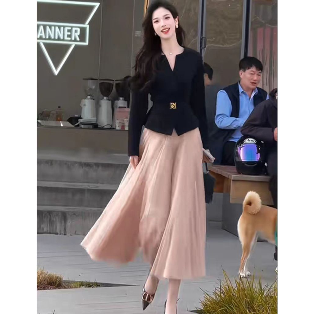 ชุดเซ็ท 2 ชิ้น เซตสุดฮอต สไตล์หรูดูอ่อนเยาว์  สำหรับใส่ออกงานหรือโอกาสสำคัญ มาพร้อมเสื้อและกระโปรงสองชิ้นสุดหรู