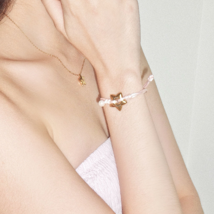 nice try studio - True Star Silk String Bracelet สร้อยข้อมือไหมถัก รูปดาว ไข่มุกแท้ กันน้ำ กันเหงื่อ