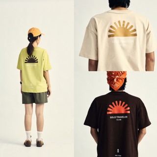 เสื้อยืด DUCKER PACKER | รุ่น Solo Traveler Club | Unisex