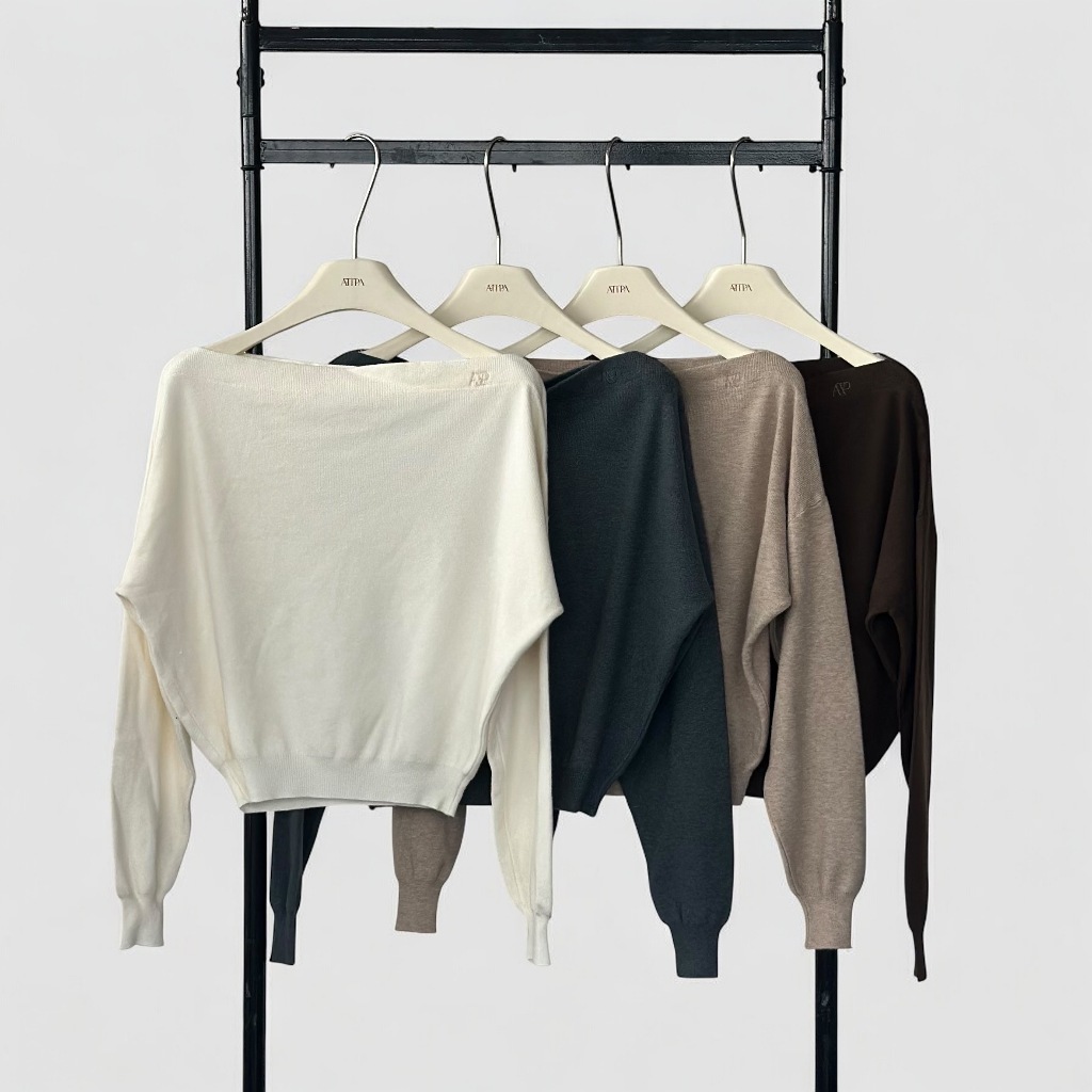 Atipashop - MONO EASE KNIT TOP เสื้อปาดไหล่ แขนยาว ผ้าไหมพรม ปักโลโก้ ATIPA