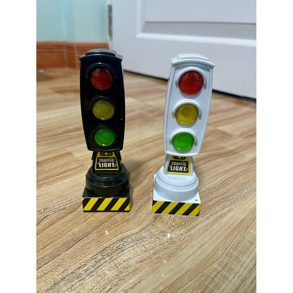 ไฟจราจร มีเสียง มีไฟ มี 2 สีให้เลือกค่ะ  🚦