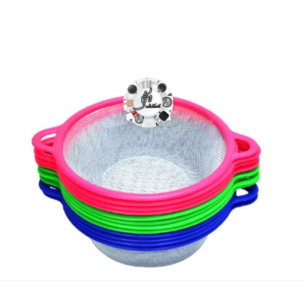 ตะแกรง กระชอน พลาสติกมีหู สำหรับล้างผัก ร่อนแป้ง คละสี ราคา ชิ้นละ 15 บาท