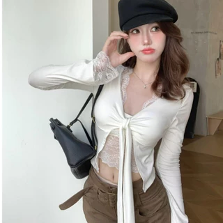 Kitty พร้อมส่ง🌸เสื้อยืดแขนยาว เสื้อลูกไม้สองชั้นติดกัน คอวี มีเชื่อกผูกโปว์ได้ ทรงเข้ารูป ใส่แล้วดูผอม ไปคาเฟ่ แฟชั่น