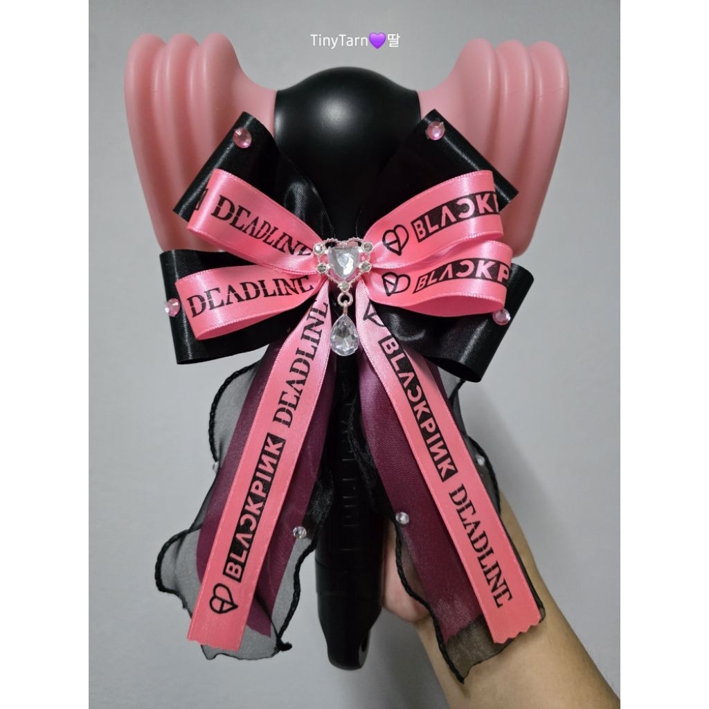 💥NEW *พร้อมส่ง 🎀 โบว์ติดแท่งไฟ 💓🖤 BLACKPINK DEADLINE in BKK ชมพูขาว ชมพูดำ Plave จี้คละ NCT  บลิ้ง B