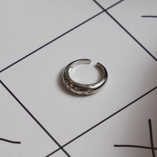 earika.earrings - lucent ring แหวนปั๊มลายดอกไม้คริสตัลสีใสชุบเงิน เหมาะสำหรับคนแพ้ง่าย
