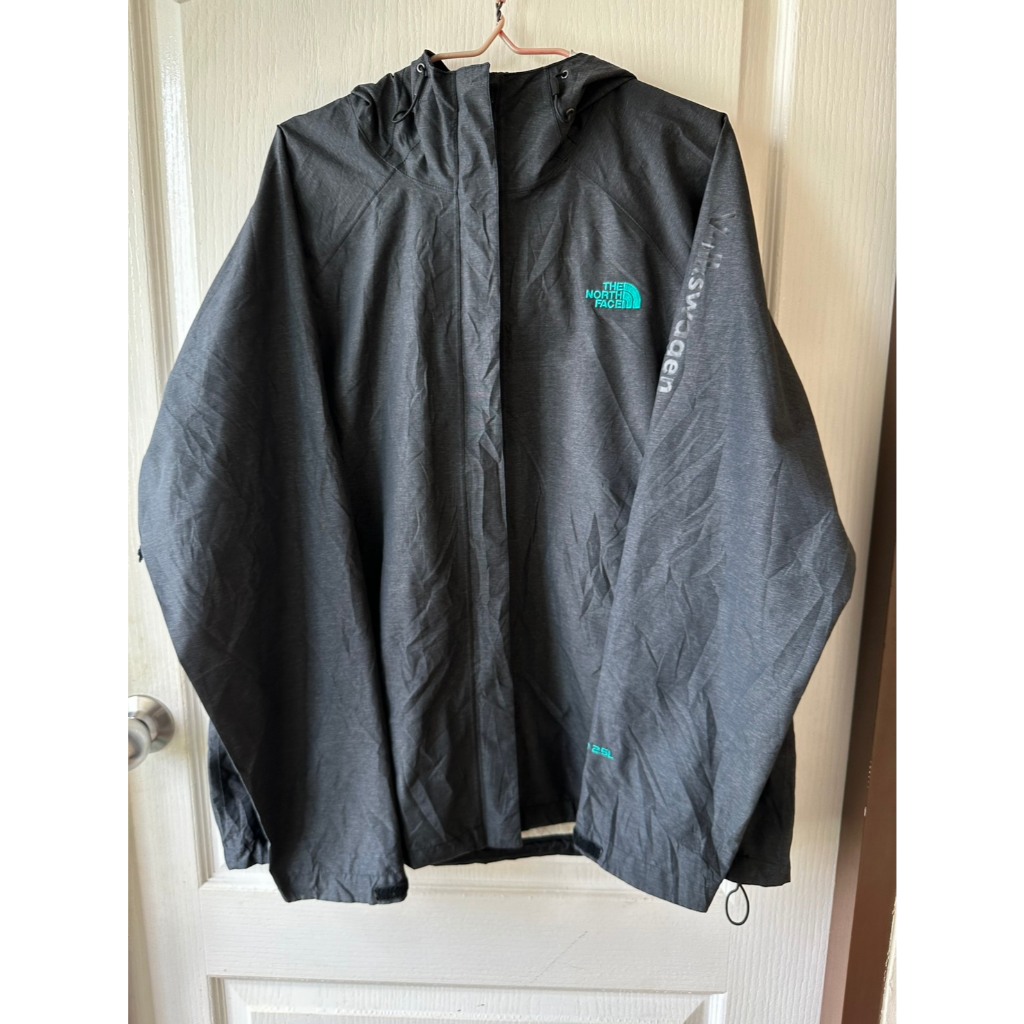 เสื้อ Thenorthface (TNF) มือสอง แท้100% Hyvent 2.5L อก 48 ยาว 27 ตำหนิลอกคอนิดหน่อยตามรูปและมีการสกี