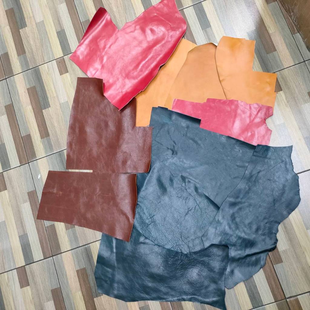 เศษหนังแท้-หนังฟอกฝาดอิตาลี คละสี (ราคา 150 บาท/1กก.) :คละไซส์-ขนาดใหญ่กว่าฝ่ามือขึ้นไป,2ฝ่ามือ,เกือบๆA4/หนา 1.4-1.9 มม.