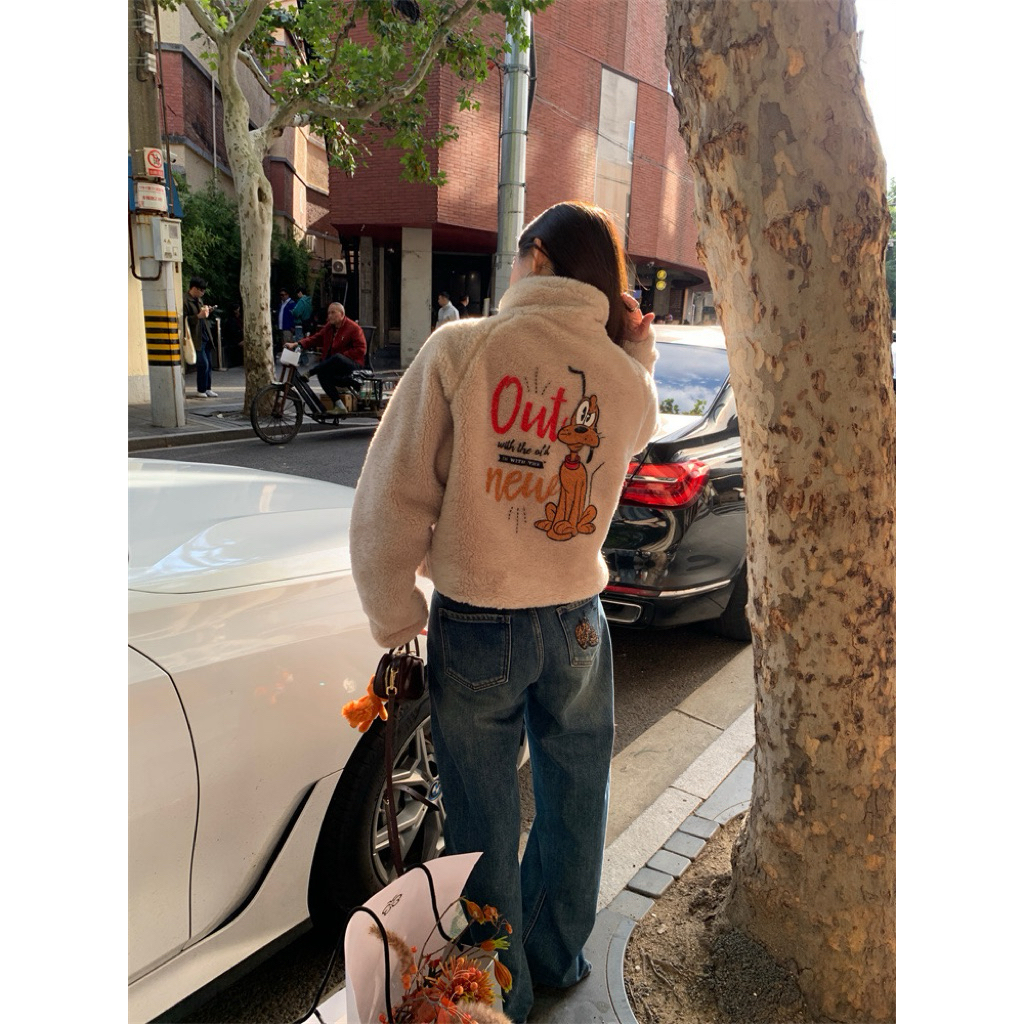 -PRE ORDER 15 DAYS ( ร้านตั้งเวลาจัดส่งเกินไว้ค่ะ )  - LUOLUO JUANJIE BRAND แจ็คเก็ตขนครีมสกรีนลายหลัง - รูปที่ 2