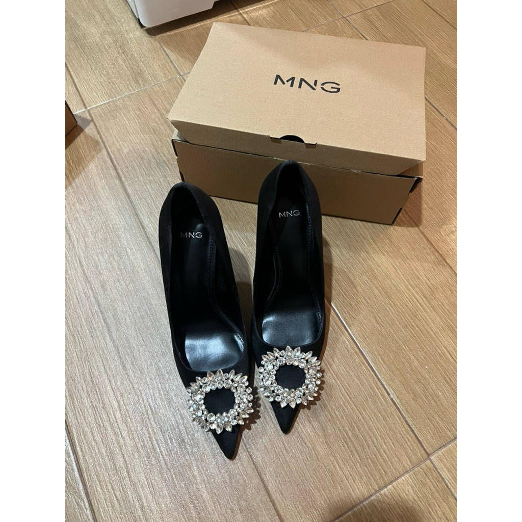 MANGO รองเท้าส้นสูง หัวแหลมประดับเพชร