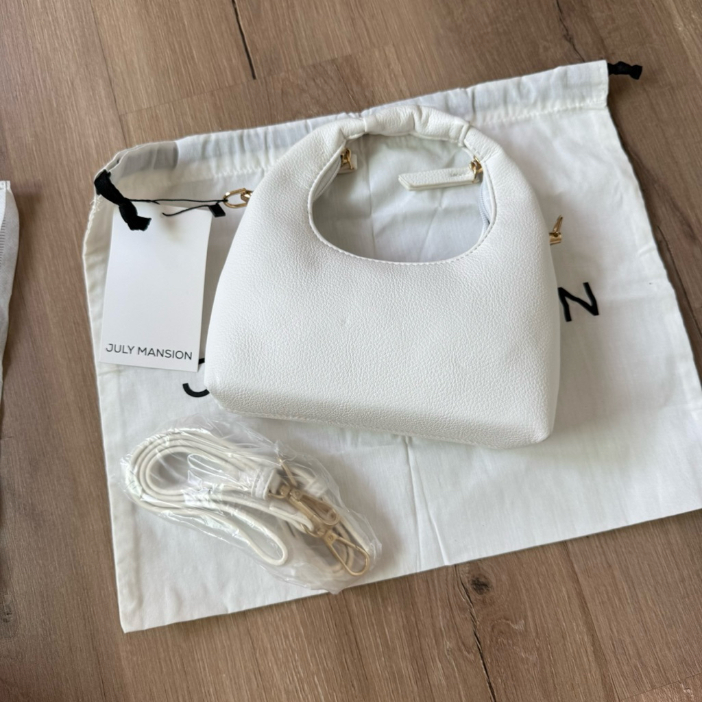 กระเป๋า July mansion มือ1ซื้อเก็บไม่เคยใช้ อะไหล่เงา 💥แต่หนังเริ่มแตกขอบๆค่า