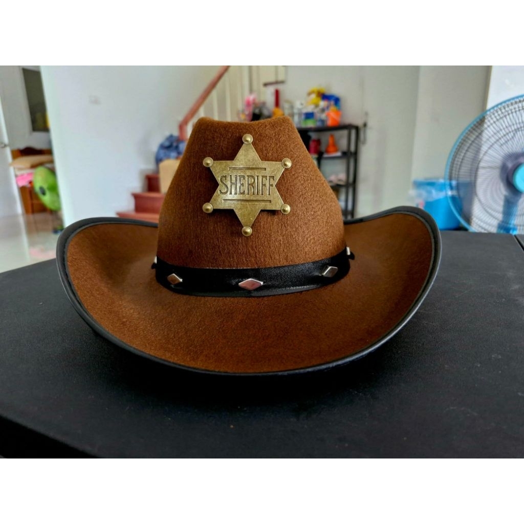 หมวกคาวบอยพร้อมตรานายอำเภอเป็นโลหะแข็งทนทานราคา 490 บาทวัสดุผ้าสักหลาดอัดแข็งอยู่ทรงหมวกแนวคาวบอยตะวันตก โคบาล