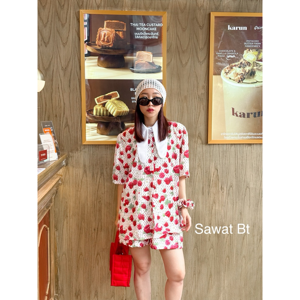 Sawat bt “Bunny set” สินค้าใหม่ พร้อมส่ง เซตขาสั้นตัวเสื้องานoversize ปกหูกระต่ายสีขาวเดินกุ้น แขนสั้นหัวไหล่ยกเล็กน้อย